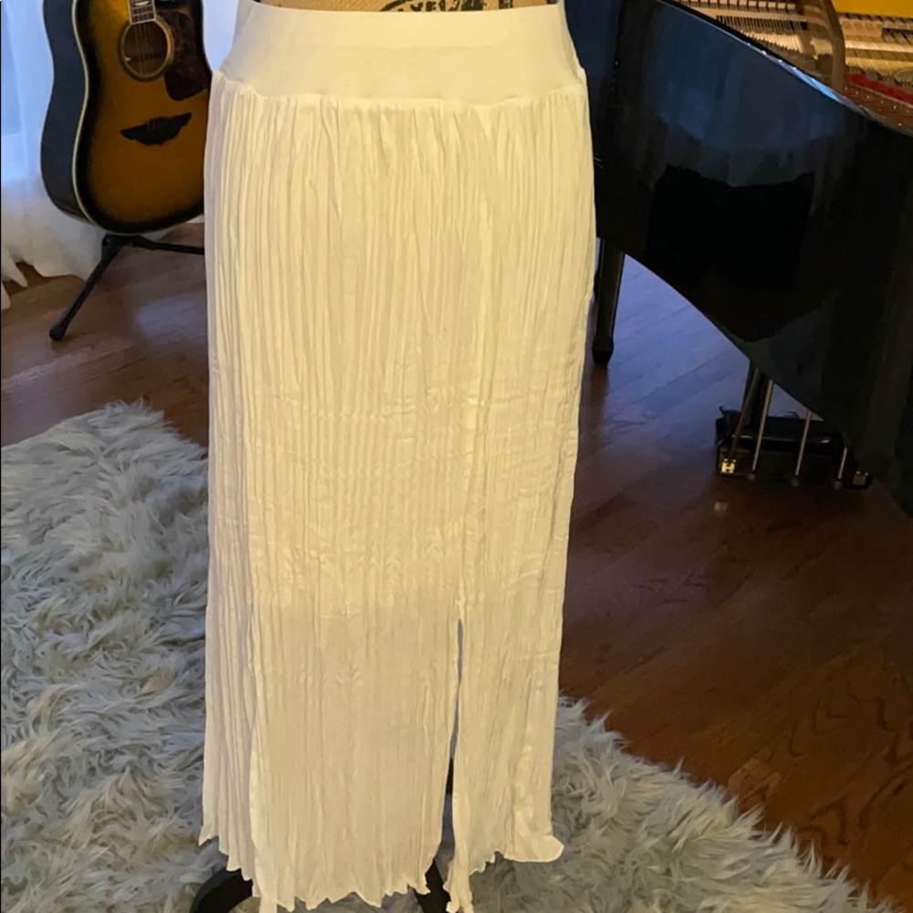 Like new white flare pleated skirt